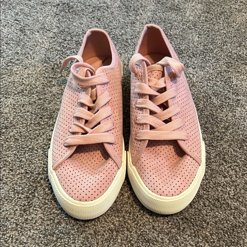 NWOT Universal Thread lace up perforated shoes